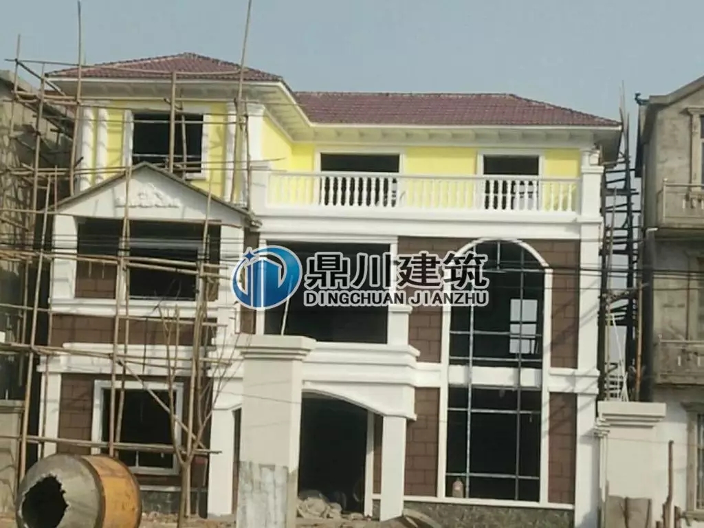 農(nóng)村復(fù)式三層大氣別墅，造價親民易建造，30萬也能建出豪宅效果！