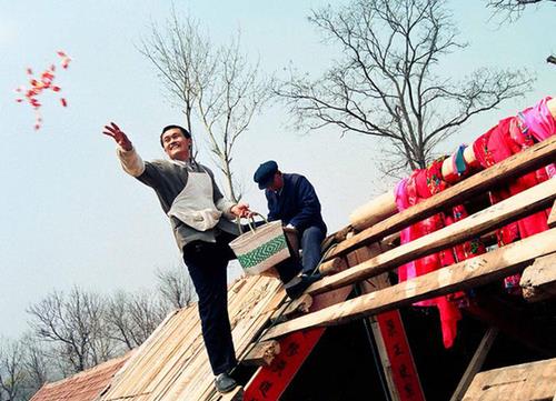 農(nóng)村建房上梁為什么要掛紅綢布