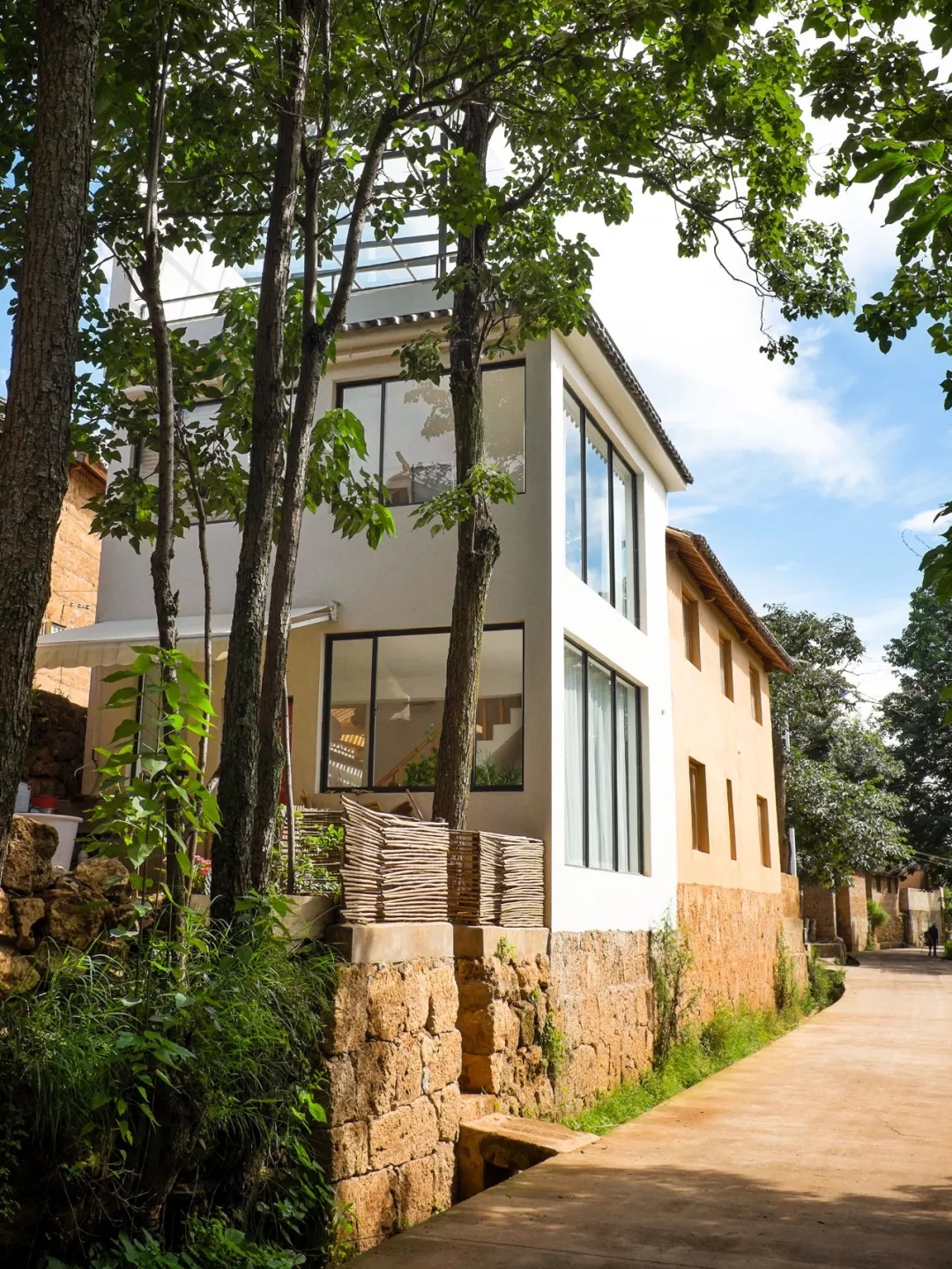 他用行動(dòng)表達(dá)愛(ài)，將牛棚改成了300㎡的別墅送老婆