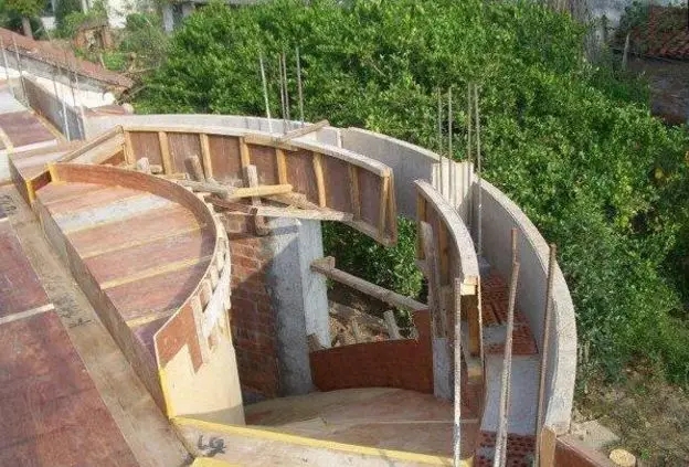 分享：網(wǎng)友自建二層小別墅，3個(gè)半圓外飄陽臺(tái)的特殊造型成亮點(diǎn)！