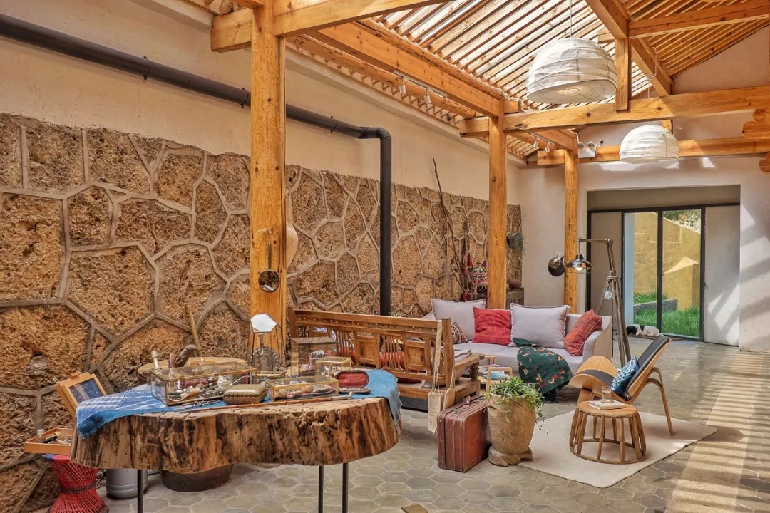 他用行動(dòng)表達(dá)愛(ài)，將牛棚改成了300㎡的別墅送老婆