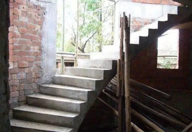 分享：網(wǎng)友自建二層小別墅，3個(gè)半圓外飄陽臺(tái)的特殊造型成亮點(diǎn)！