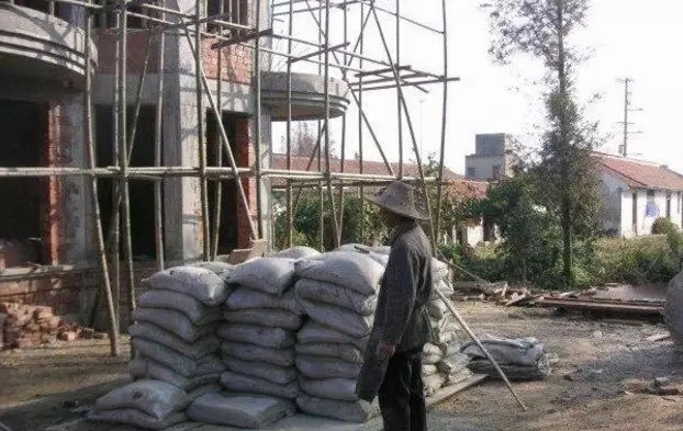 分享：網(wǎng)友自建二層小別墅，3個(gè)半圓外飄陽臺(tái)的特殊造型成亮點(diǎn)！