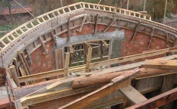 分享：網(wǎng)友自建二層小別墅，3個(gè)半圓外飄陽臺(tái)的特殊造型成亮點(diǎn)！