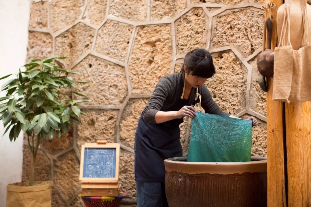 他用行動(dòng)表達(dá)愛(ài)，將牛棚改成了300㎡的別墅送老婆